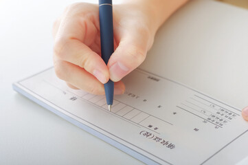 領収書を書く女性の手元