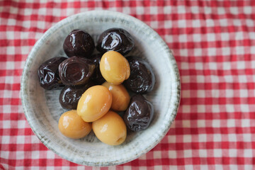 Collection of black and green olives with leaves.