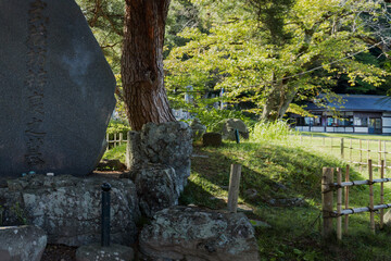 武蔵坊弁慶の墓／後ろに昔の墓石がある風景／日本岩手県平泉町