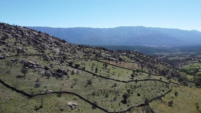 Valle verde con grandes praderas y arboles.