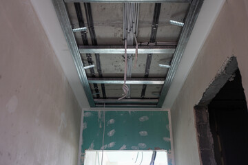Obraz premium The metal frame of the ceiling, sound insulation, in the process of repairing an apartment
