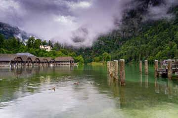 Fototapeta premium Der schöne Königssee in Bayern mitten in den Bergen