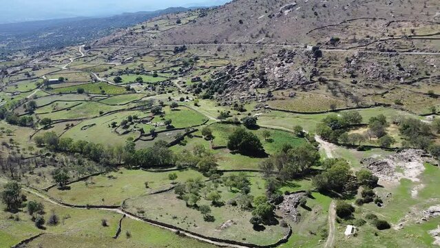 Valle verde con grandes praderas y arboles.