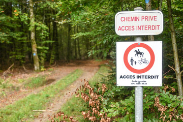 Belgique Wallonie Ardenne foret Anlier chemin privé interdit environnement nature - obrazy, fototapety, plakaty