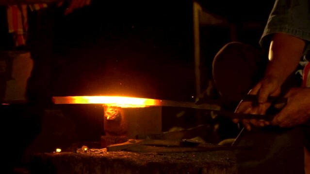 Hot metal workpiece for the manufacture of clad steel on the anvil