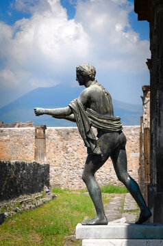Estatua de Apolo en Pompeya. Italia.