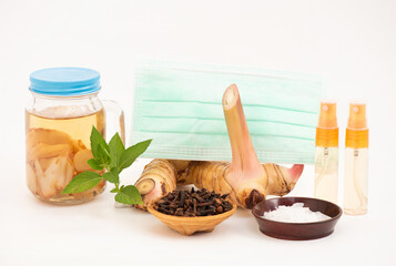 Galangal rhizome extract used to make a mask spray to protect the respiratory system from pollution, toxins and germs.