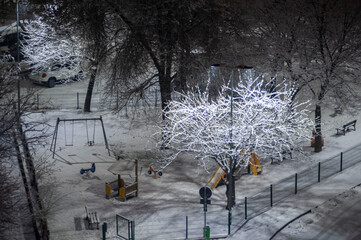 Neve, nevicata. Inverno, esterno notte. Neve, freddo e gelo in periferia della città.