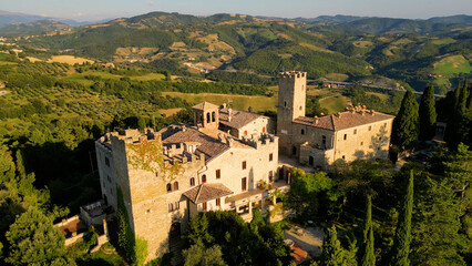 Widok z lotu ptaka na zamek Giomici Castle, Prowincja Prugia 06029 Giomici, Perugia. - obrazy, fototapety, plakaty