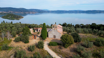 Widok z lotu ptaka na starożytny kościół i ruiny fortecy Parco Naturale dell'Isola Maggiore PG, 06069. Wyspa na jeziorze Maggiore we Włoszech.