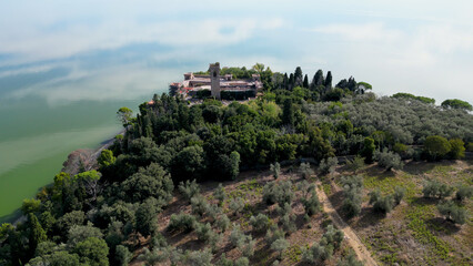 Widok z lotu ptaka na starożytny kościół i ruiny fortecy Parco Naturale dell'Isola Maggiore PG, 06069. Wyspa na jeziorze Maggiore we Włoszech. © Grzegorz