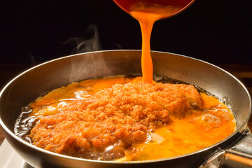 カツとじを調理する