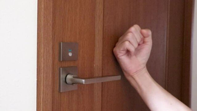 ドアをノックしてから部屋に入る