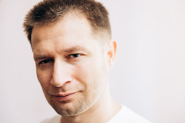 Obraz premium Portrait of men in a white t -shirt