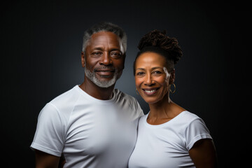 Obraz premium Portrait of a senior African couple in casual clothes on dark gray background