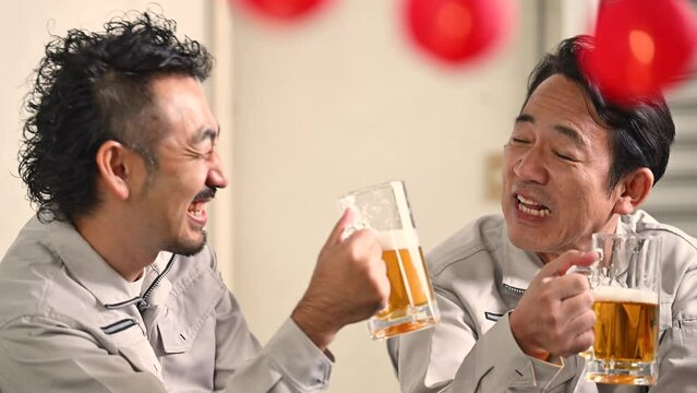 ビールを飲みながら酔っ払い愚痴る作業員の動画　お仕事お疲れ様～！！の楽しそうな男性たちのクローズアップ