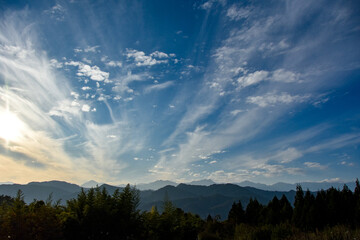 信州秋の風景　青空と雲と山並