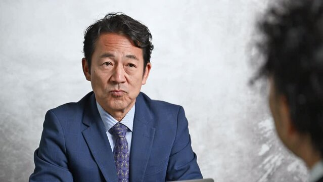 Asian men in video suits in business scenes of interviews, meetings, and business negotiations with CEOs and personnel.　