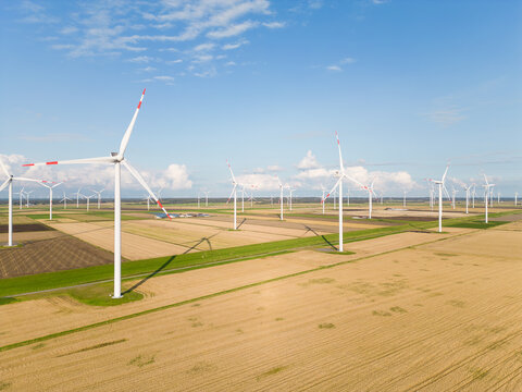 Windpark mit modernen Windkraftanlagen in Norddeutschland