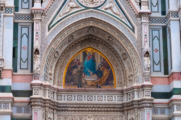 Obraz premium Details of the exterior of the di Santa Maria del Fiore or Cathedral of Saint Mary of the Flower - the main church of Florence, Tuscany, Italy.