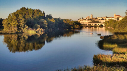 Douro river and the city of Zamora in background, Zamora, Castile Leon, Spain - obrazy, fototapety, plakaty