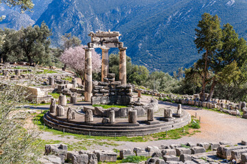 Delphi, Greece - 14 March 2023 -Remains of the Tholos of Athena Pronaia at the Delphi site - obrazy, fototapety, plakaty