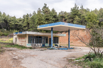 Obraz premium Evia, Greece - 11 March 2023 -Deserted gasstation on the island of Evia