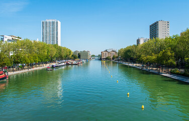 Fototapeta premium Le bassin de la Villette à Paris, France