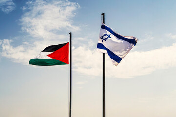Conflict between Isreal and the Palestinian. flags of Palestine and Israel on a blue background of cloudy sky. negotiations between Palestine and Israel concept. - obrazy, fototapety, plakaty