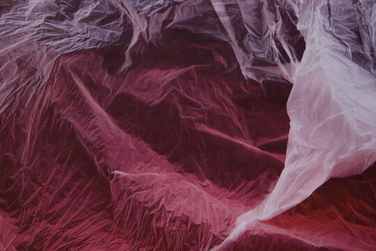 Drap&eacute; artistique de plastique bleu et rouge formant une texture abstraite contemporaine