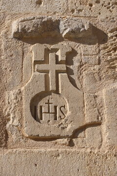 D&eacute;tail architectural d'une gravure religieuse sur une fa&ccedil;ade ancienne de Saint-&Eacute;milion