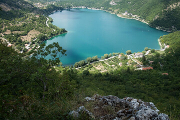 Fototapeta na wymiar lago di Scanno in Abruzzo a forma di cuore