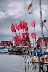 Bojen mit roten Fahnen im Hafen von Boltenhagen - Inschriften wurden retuschiert