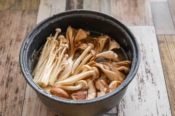 炊く前の具だくさんキノコの炊き込みご飯