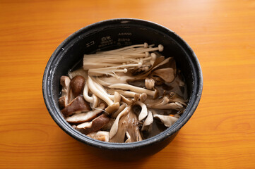 炊く前の具だくさんキノコの炊き込みご飯
