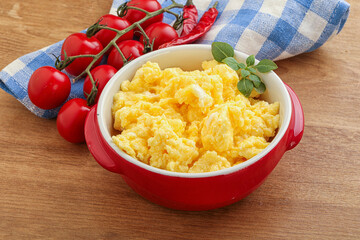 Scrambledd egg in the bowl