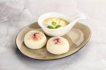 Curd pancakes with sour cream