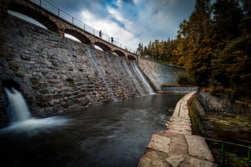 Zapora na Łomnicy – półkolista zapora wodna, z pięcioma przelewami, na rzece Łomnica, w Karpaczu.