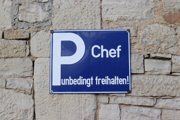 Parkplatz " Chef". Parkplatz freihalten. 