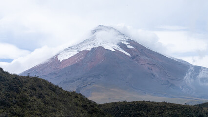 Fototapeta premium Volcán Cotopaxi, situado en el Ecuador es uno de los volcanes más activos. Además, es muy visitado por turistas nacionales y extranjeros, ideal para escalar.