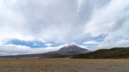 Volcán Cotopaxi, situado en el Ecuador es uno de los volcanes activos más altos del mundo y el...