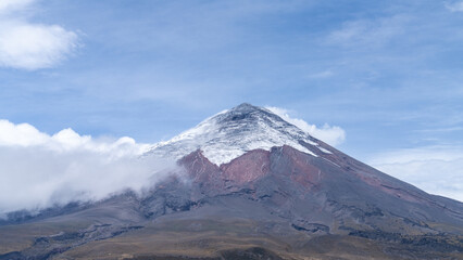 Fototapeta premium Volcán Cotopaxi, situado en el Ecuador es uno de los volcanes activos más altos del mundo y el segundo más alto del Ecuador. Además, es muy visitado por turistas nacionales y extranjeros.