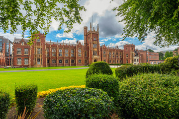 The Queen's University of Belfast, commonly known as Queen's University Belfast, is a public research university in Belfast, Northern Ireland, United Kingdom.	 - obrazy, fototapety, plakaty