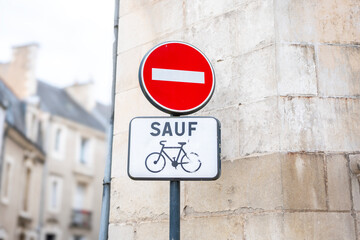 Panneau sens interdit sauf cycliste dans un environnement urbain - signalisation en ville