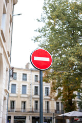 Panneau sens interdit dans un environnement urbain - signalisation en ville - format portrait