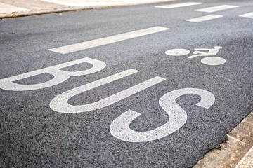 Papier Peint photo Chemin de fer Signalisation voie réservée au bus et aux vélos - cyclistes - peinture blanche sur route - marquage au sol