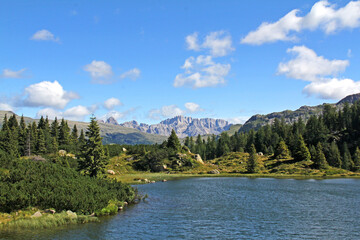il Lago superiore di Colbricon; catena del Lagorai, Trentino. Sulla sfondo, la Marmolada