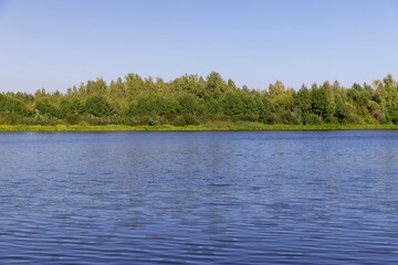Obraz premium a wide river in sunny weather in early autumn