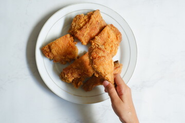 Top view of a plate of crispy fried chicken
