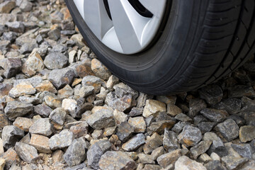 自動車のタイヤと砕石